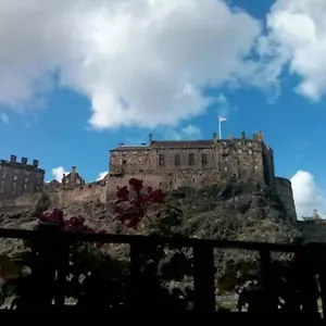 https://bnbbuddy-apartments-stylish-castle-view-apartment.edinburghhotelsuk.org