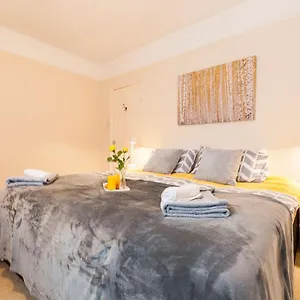 Radford Place - - Patio & Garden - - Chiefs - Uni -wifi Holiday home